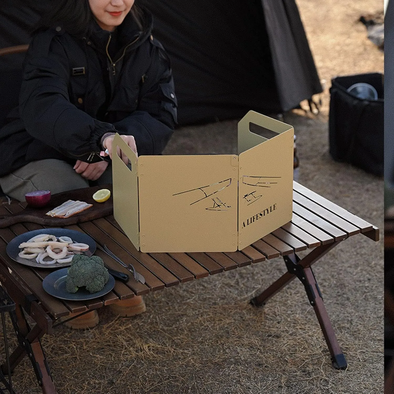 Carbon Steel Camp Stove Windscreen,4 Plates Folding Windscreen with Storage Bag Thicken Oilproof Camping Stove Windshield for Outdoors BBQ (Khaki)