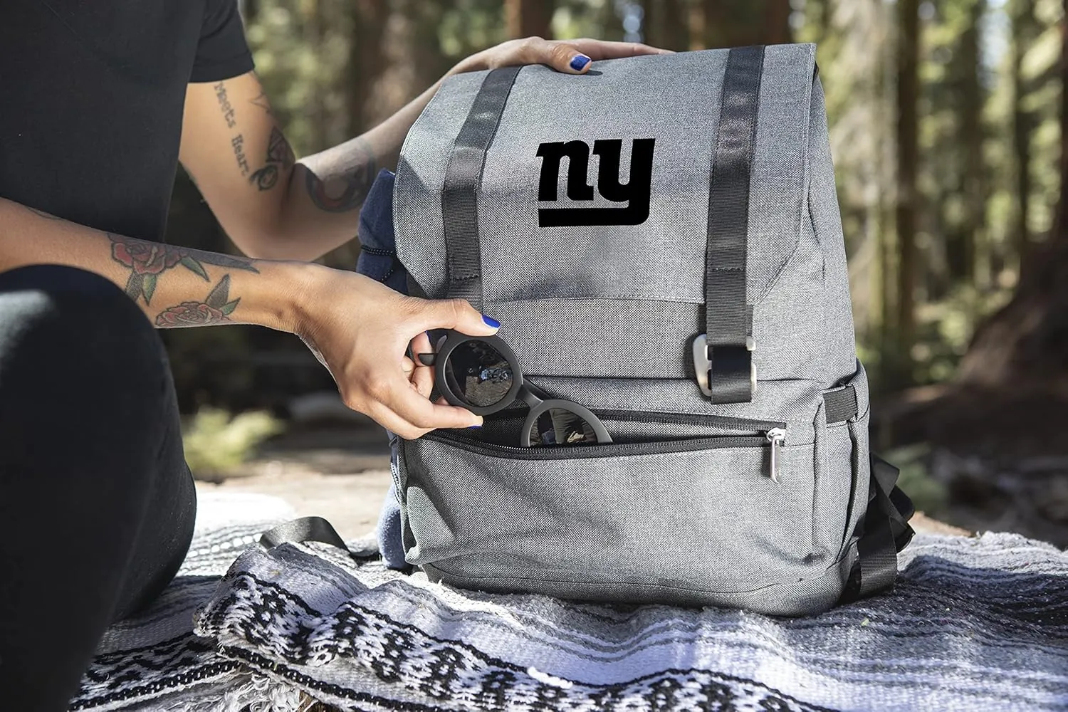 PICNIC TIME NFL New York Giants OTG Traverse Backpack Cooler - Soft Cooler Backpack - Hiking Backpack, (Heathered Gray)