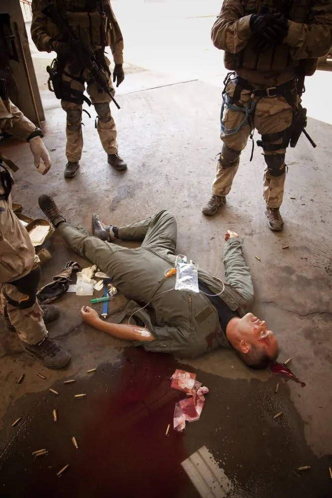 Posterazzi PSTTWE300026M U.S. Air Force CSAR parajumpers Giving First aid Poster Print, 11 x 17